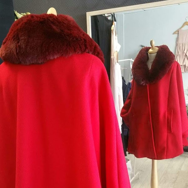 Cape en laine rouge
